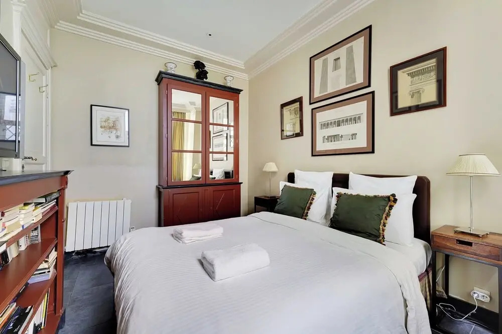 Historic Elegance in the Heart of Marais - 6p/2br