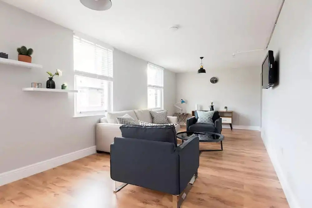 Amazing Modern 2 Bedroom Apartment in Zone 1!