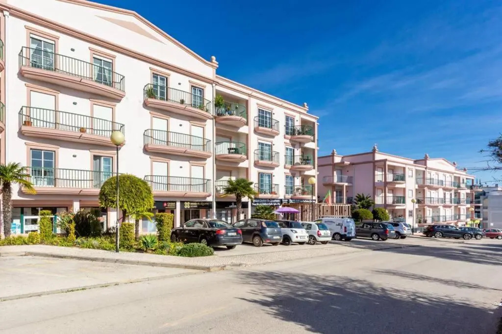 Lovely 2 bedroom apartment including pool, stunning ocean views & beach closeby