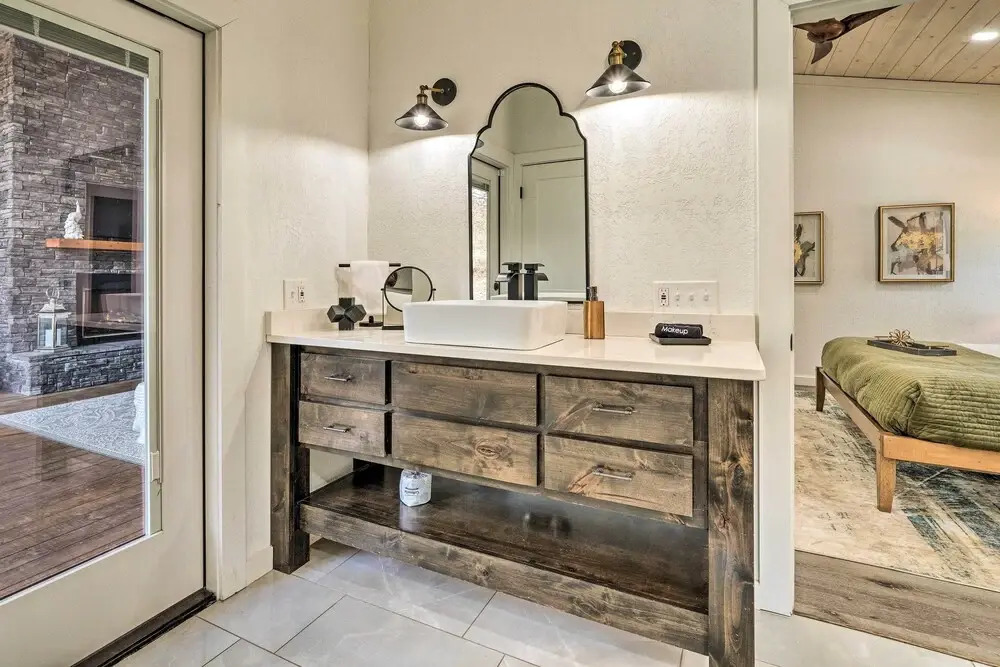 Broken Bow Cabin: Luxe Outdoor Area & Hot Tub