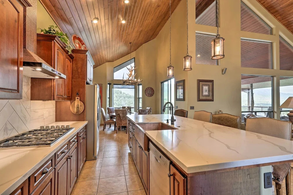 'AZ Rim Retreat' in Pine W/deck, Hot Tub & Views!