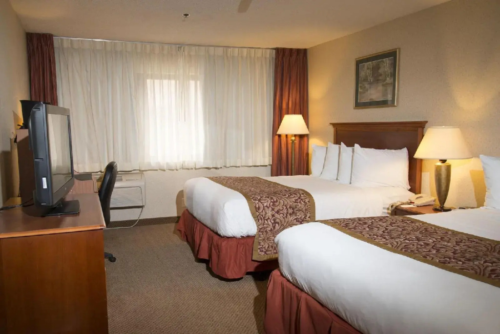 Carlton Lodge Hotel and Suites
