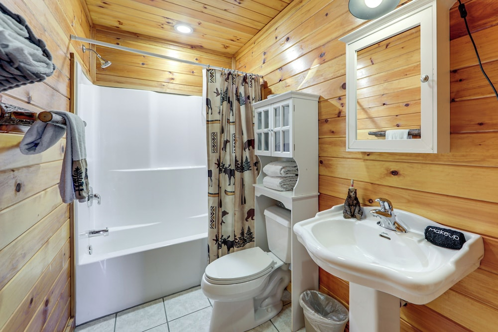 Mtn-view Getaway w/ Lake Access in Whittier!