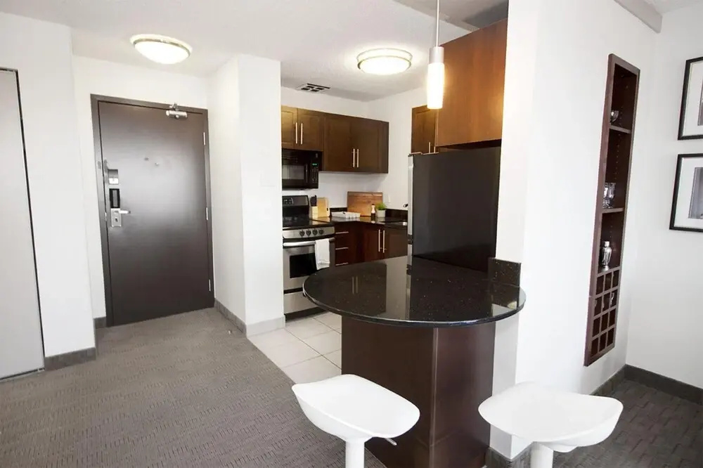 Modern Downtown One-bedroom Suite With Parking