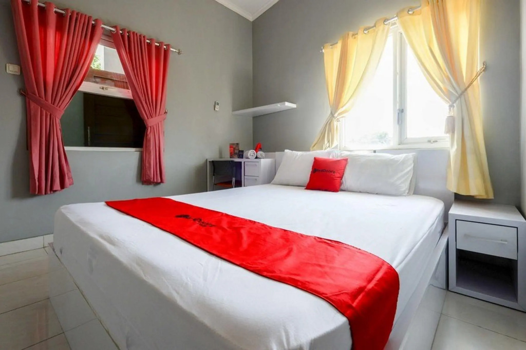 RedDoorz near Solo Square 3