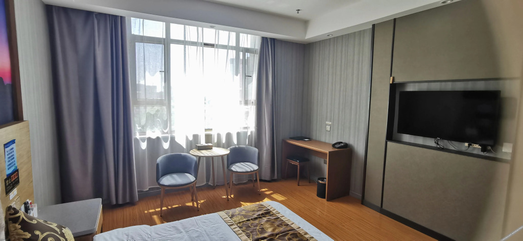 Super 8 Hotel (Aksu Jinlan Square)