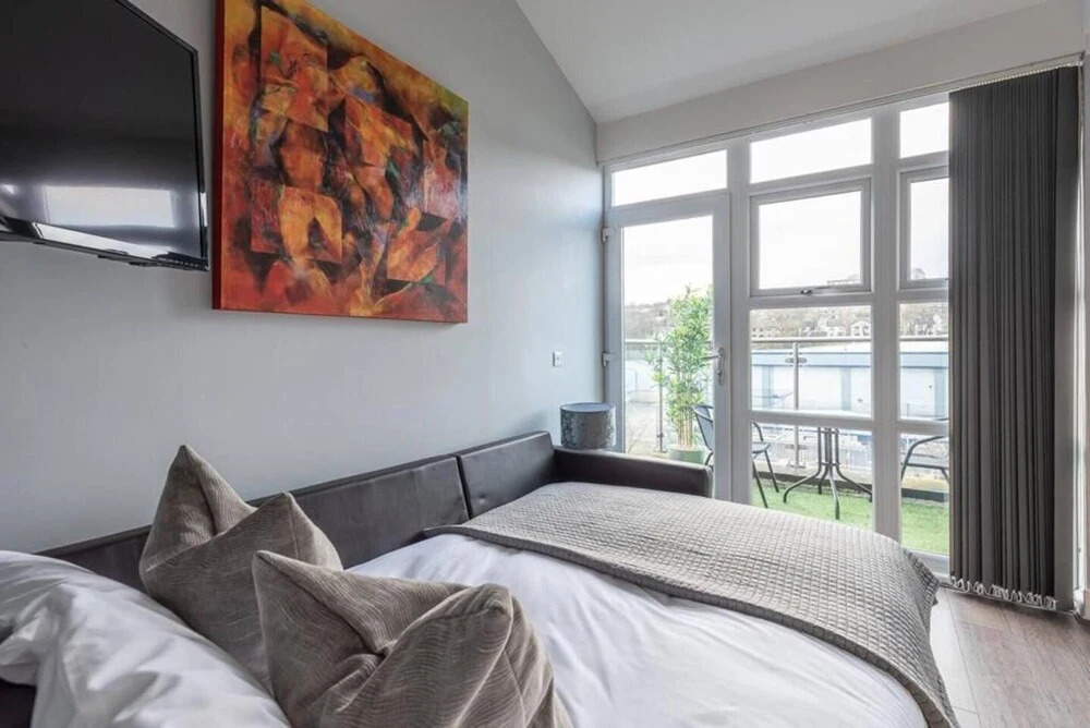 Riverside Balcony With Parking Minutes To Saltaire