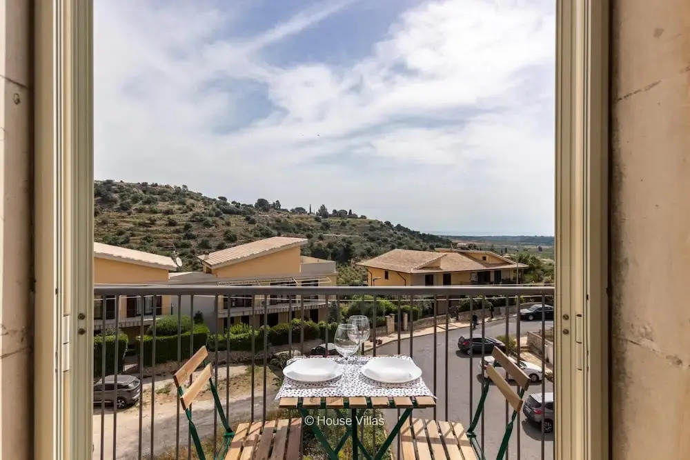 Owl Home in Noto with 2 bedrooms and 1 bathrooms
