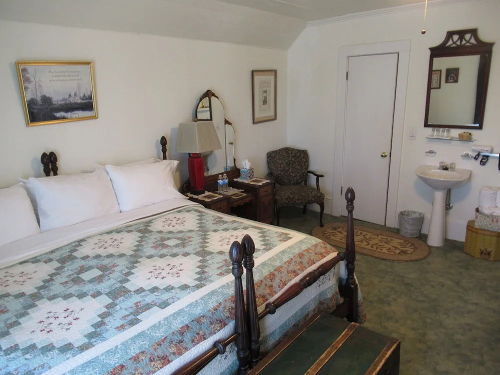Carrier Houses Bed & Breakfast