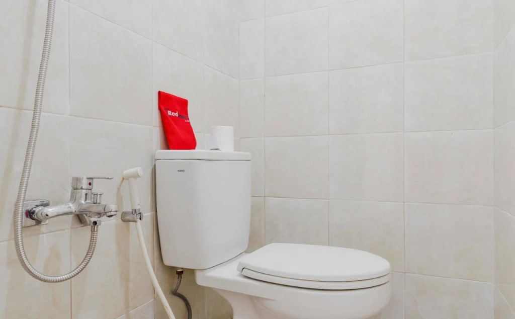RedDoorz Plus near UPN Veteran Jakarta