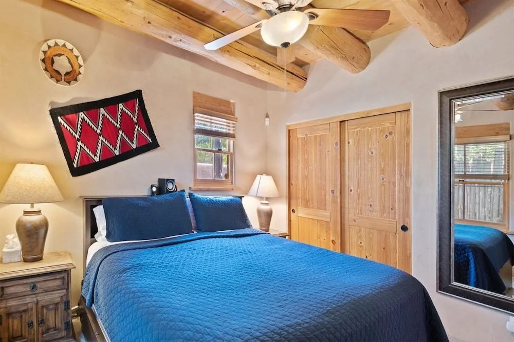 Kiva - Stunning & Lovely With Kiva Fireplace, Walk to the Plaza and the Railyard