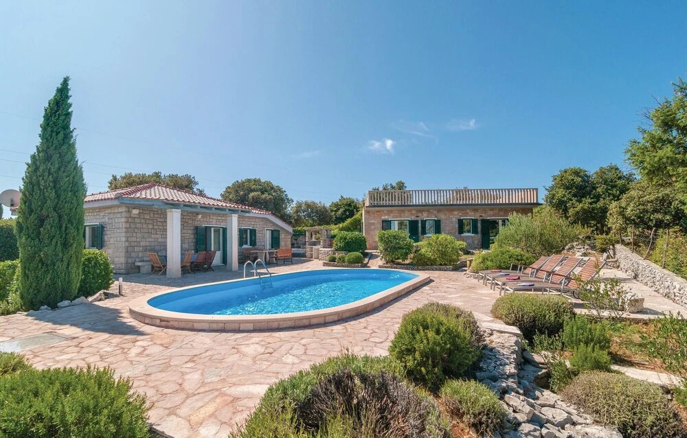 Amazing Home in Praznica With 4 Bedrooms, Wifi and Outdoor Swimming Pool