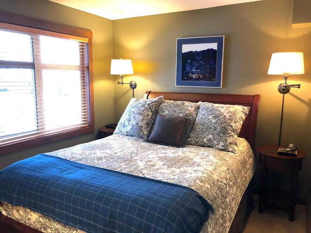 Ski in Ski out Minutes from Village, Private Hot Tub Sleeps 6 Free Shuttle