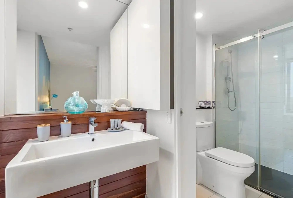 Sleek & Central 2-bed Apartment in Melbourne