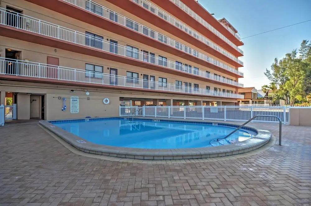 Beachfront St Petersburg Condo w/ Community Pool!