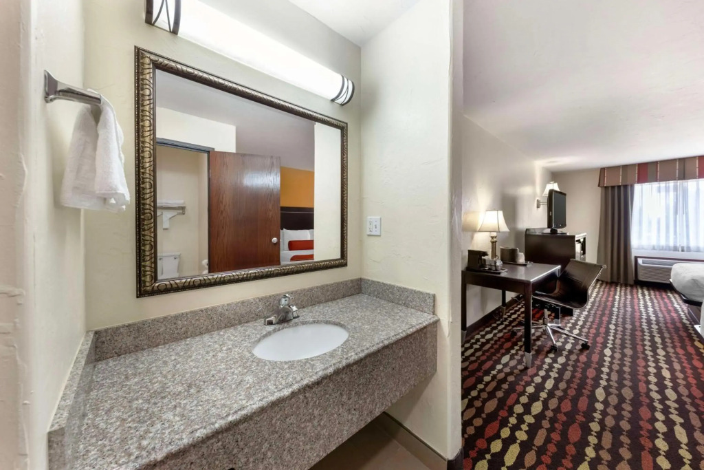 Best Western Greentree Inn & Suites
