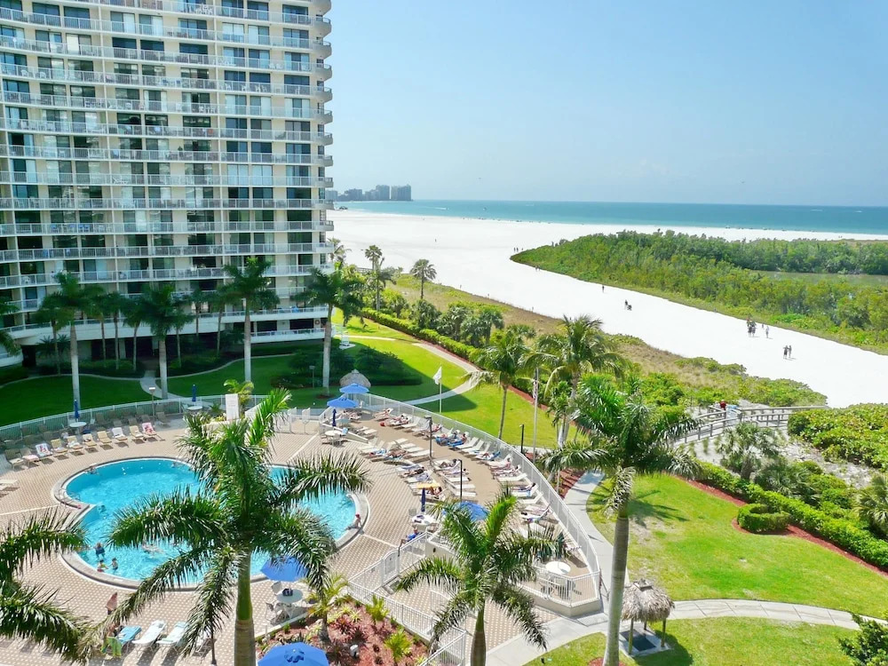 Inviting Condo on Beach With Pool and Tennis Courts