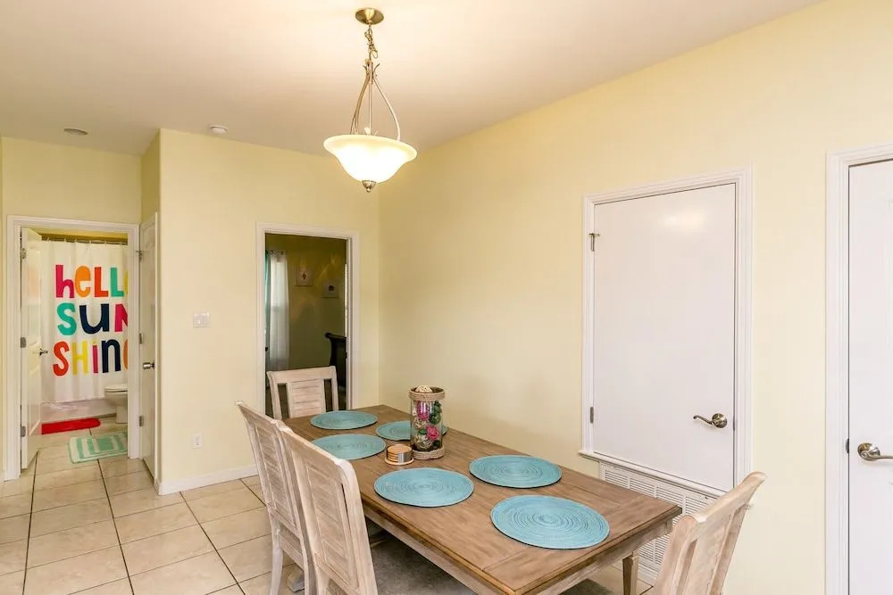 Intimate Resort 2 Blocks from Beach by RedAwning