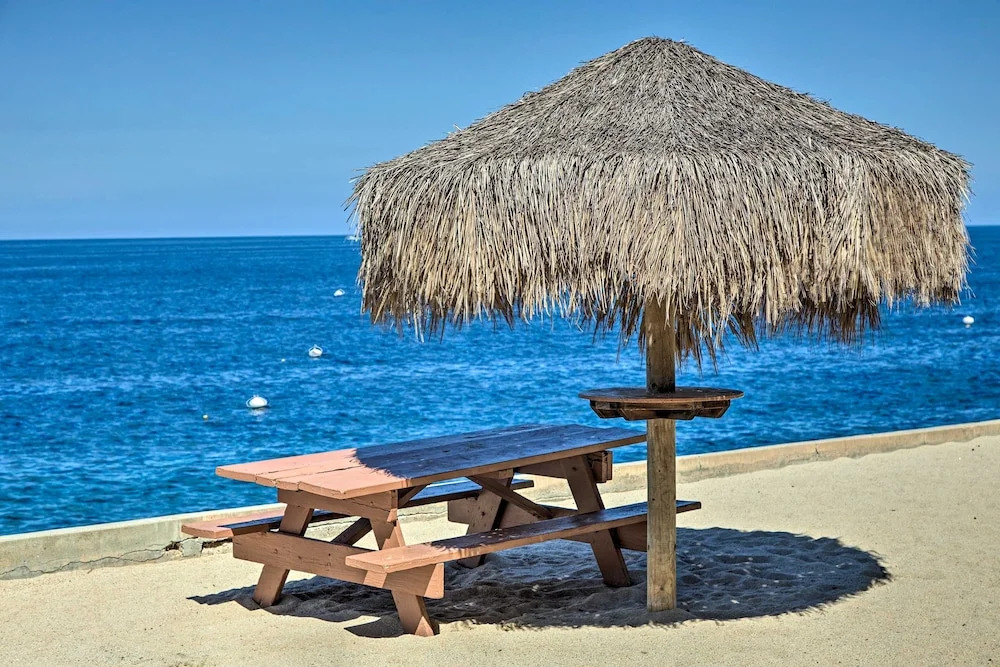 Ocean-view Hamilton Cove Penthouse W/ Pool & Gym 1 Bedroom Villa