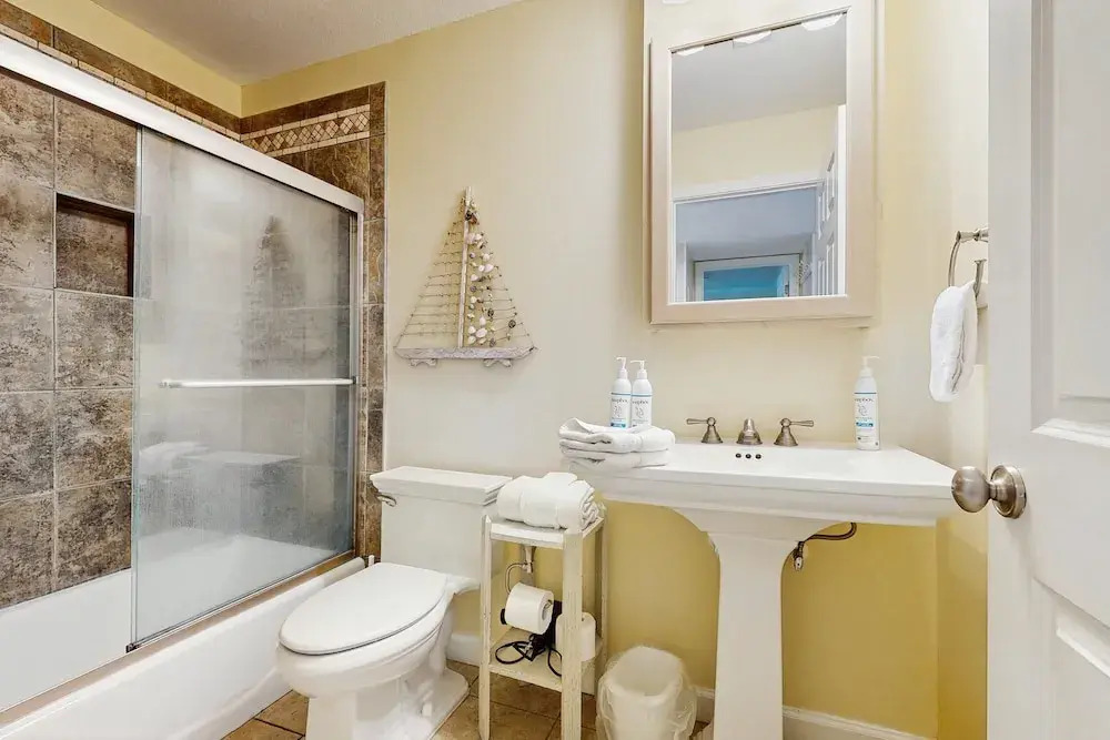 Ocean-view Condo With Pool, Balcony, AC & W/D - Walk to Beach & Near Downtown