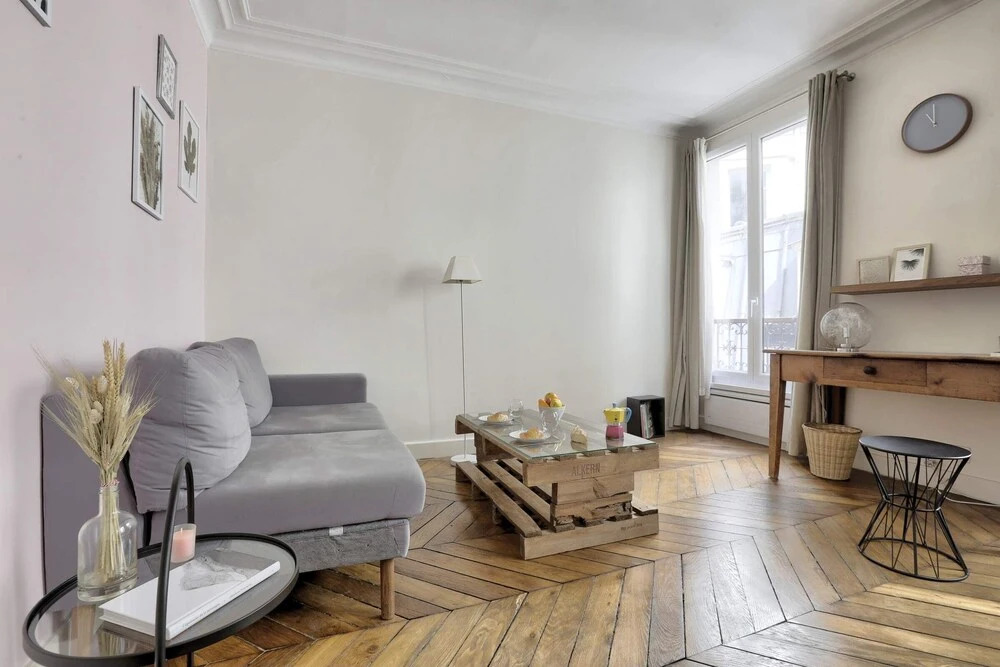 Classy and Cosy 1-bedroom Ensuite, 2min Walk From Cadet Metro