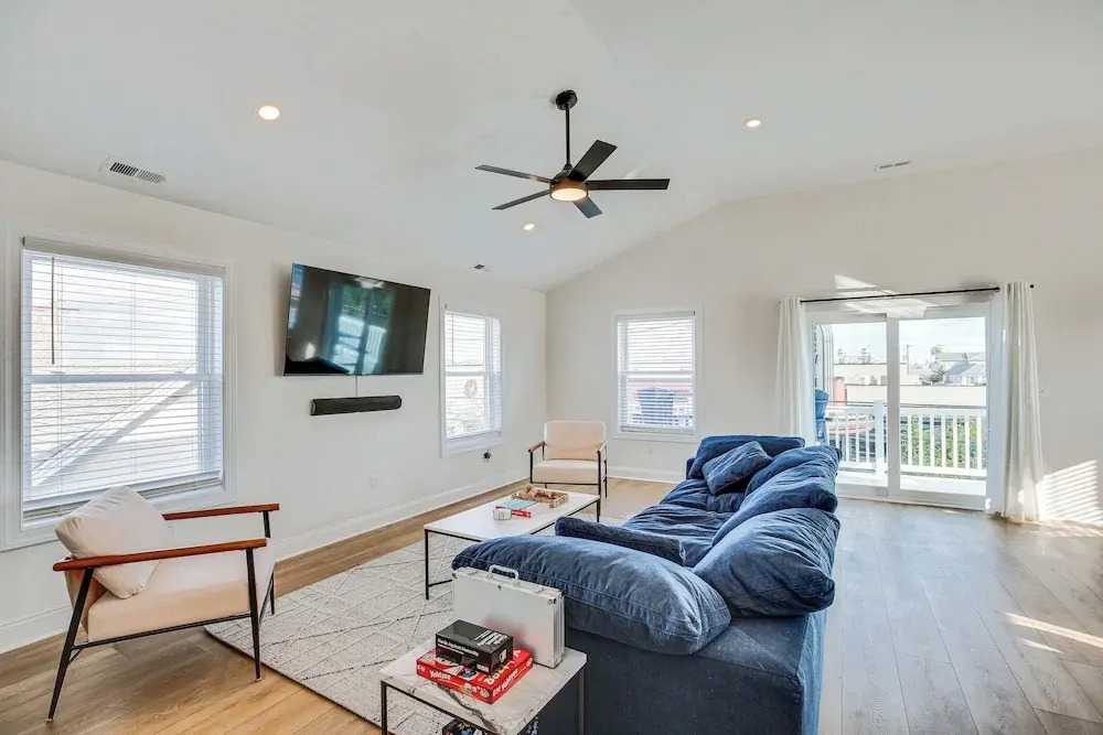 Spacious Wildwood Condo: Walk to Beach!