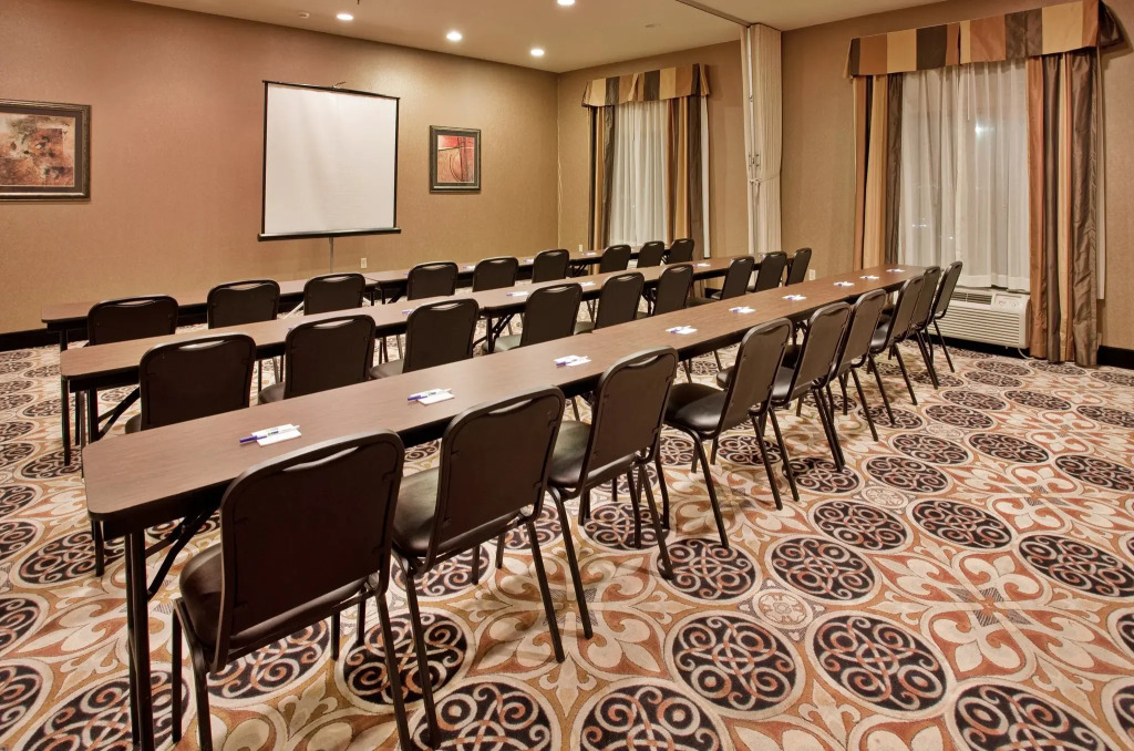 Holiday Inn Express Hotel & Suites McPherson by IHG