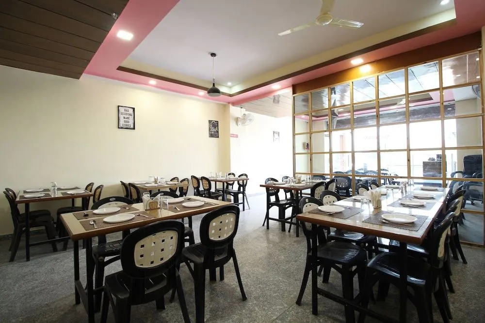 Oyo Flagship 33020 Kusum Vihar Jagat Pura