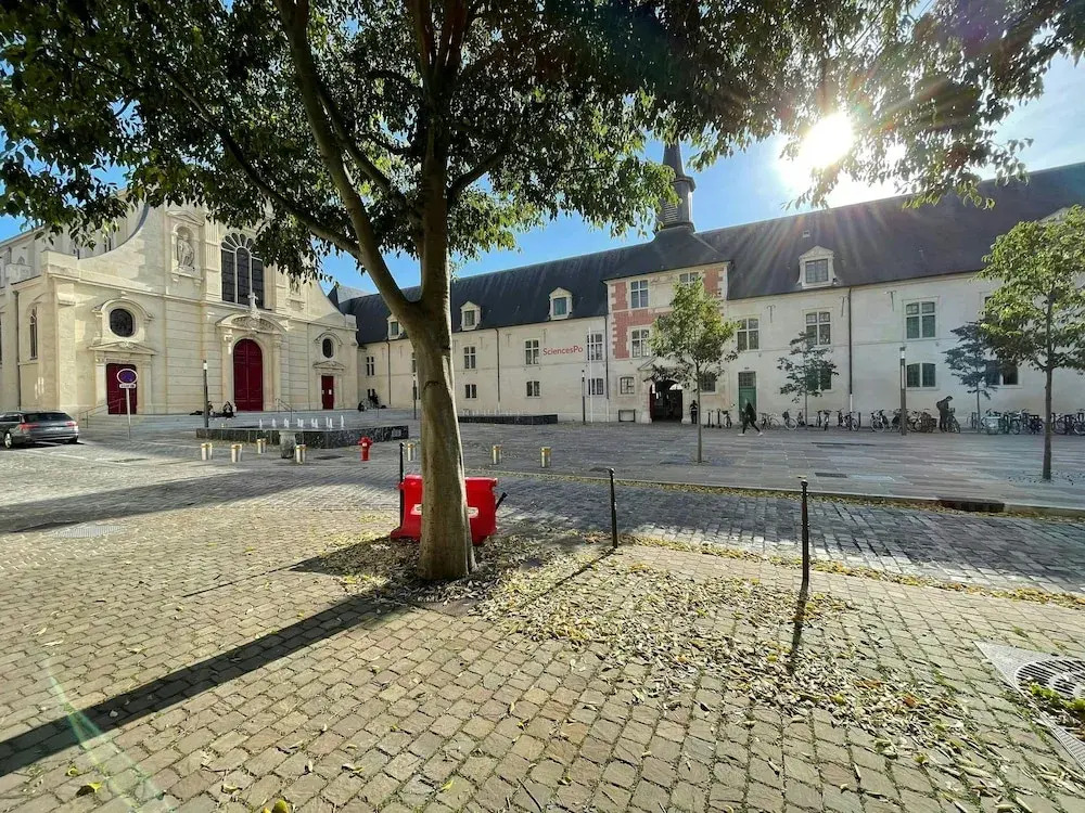 La Cour Barbatre Calme