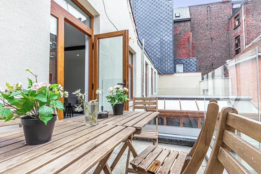 Modern 3BR Apt for 6 with Patio Ghent
