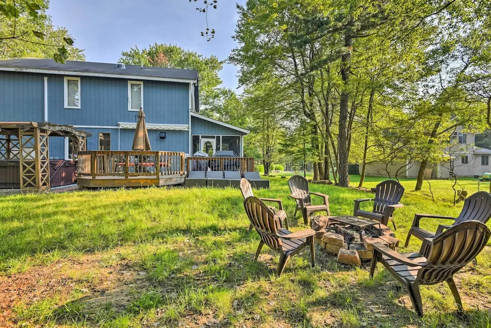 Lake Harmony Resort Home w/ Deck + Fire Pit!