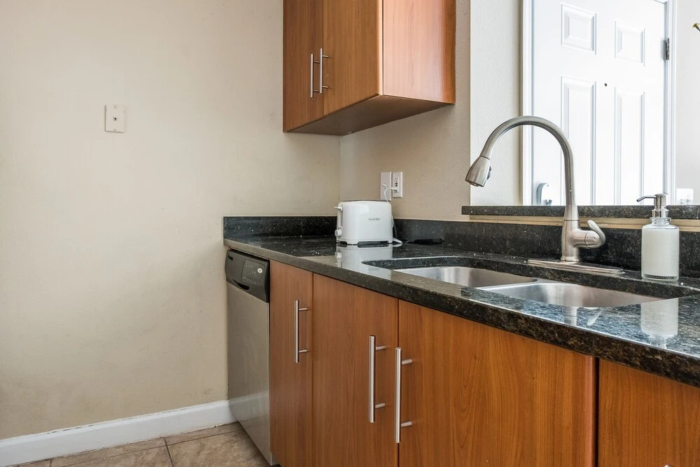 Sunny Apartments near Beach by Frontdesk