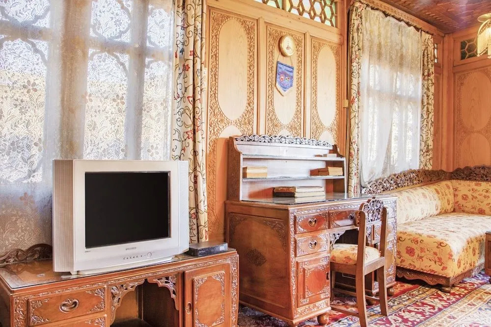 GuestHouser 1 BR Houseboat 126f