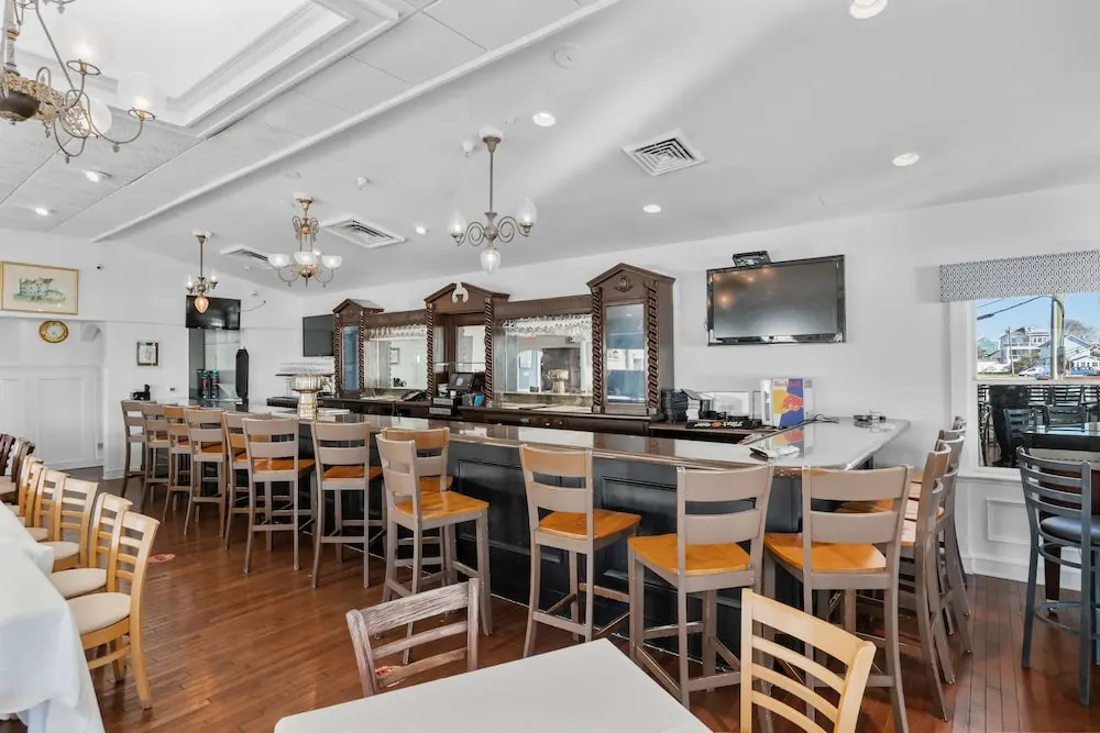 Tavern on the Bay Hotel & Marina
