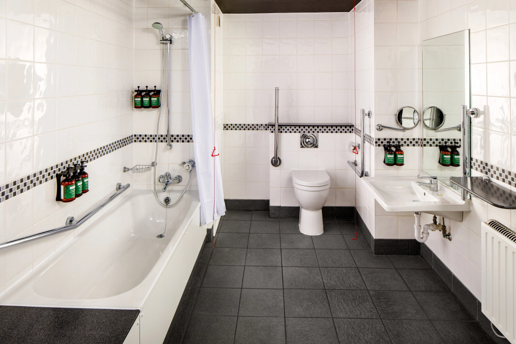 Crowne Plaza Manchester Airport by IHG