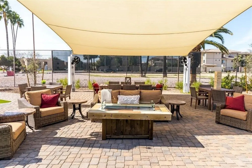 211 Fully Furnished 1BR Suite-Outdoor Pool! by RedAwning
