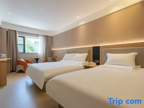 Yixin Hotel (Shanghai World Expo Area Yaohua Road Subway Station)