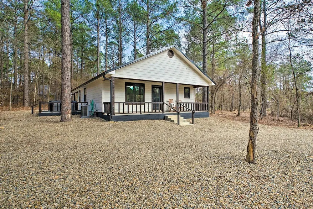 Chic Broken Bow Escape w/ Hot Tub & Fire Pit!