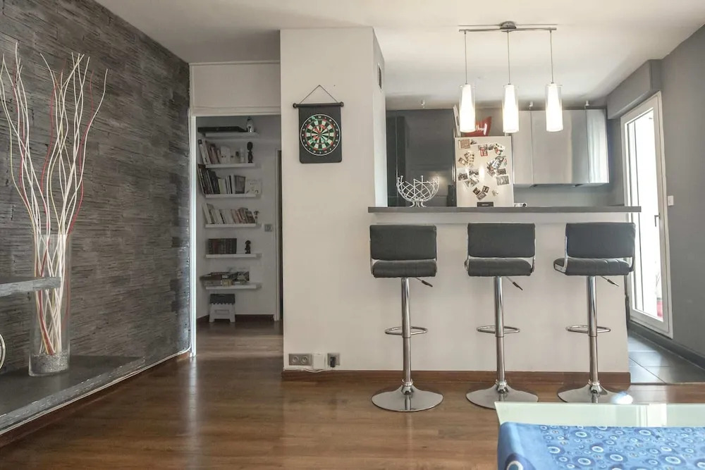 Superb Apartment With Balcony Near la Defense