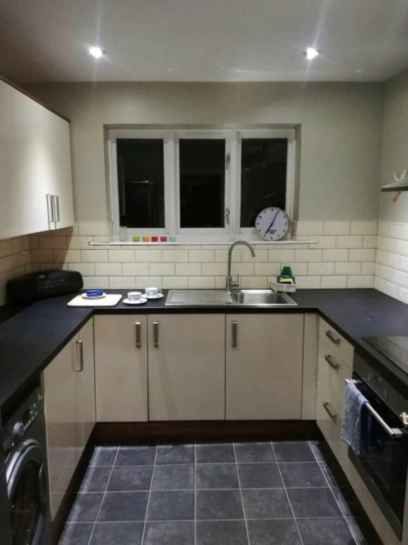 Flat - Sleeps 4 - Parking - Close to Airport
