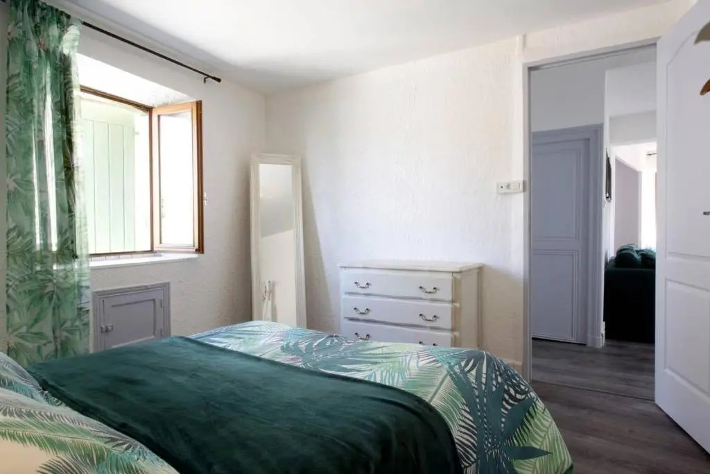 L'Or Vert, CASTLE VIEW, PRIVATE parking, Air conditioner, Netflix, 160m from medieval town