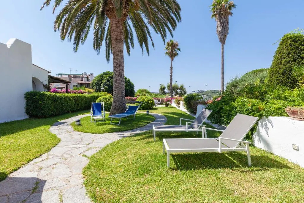 Villetta con Giardino esclusivo di 1000 mq, Piscina, Tennis, Calcio, Bocce