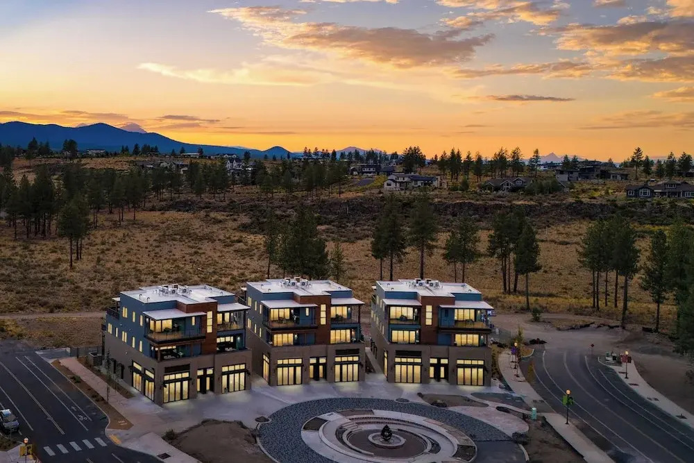 Sleeps 40! 8 Modern Units/20 Bdrs w/ Deck+hot Tub, 10mins to Downtown & Old Bend