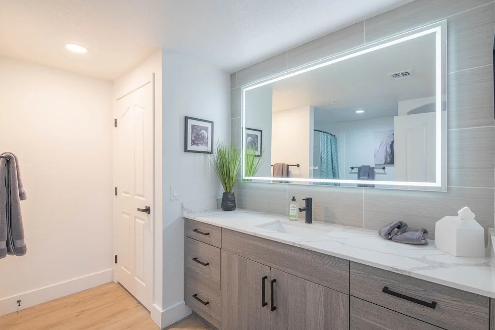Remodeled King Bed Suite Sonoran Sunset Lounge