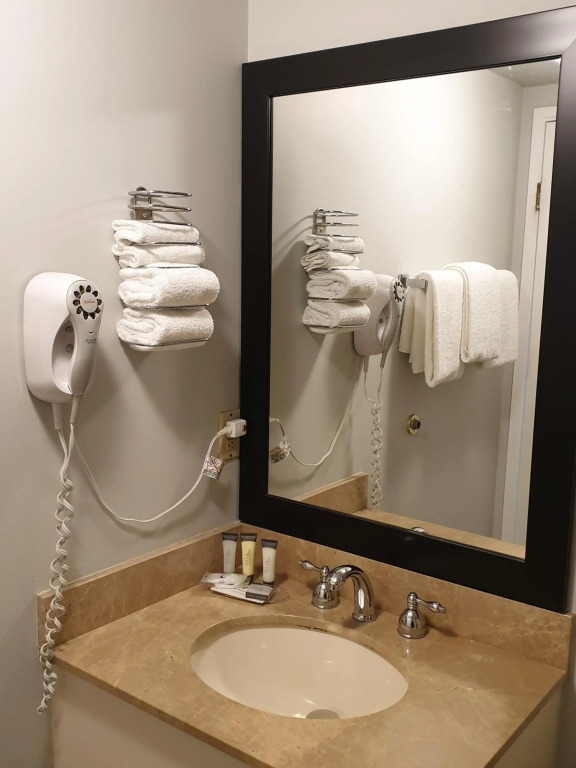 Riverland Inn & Suites