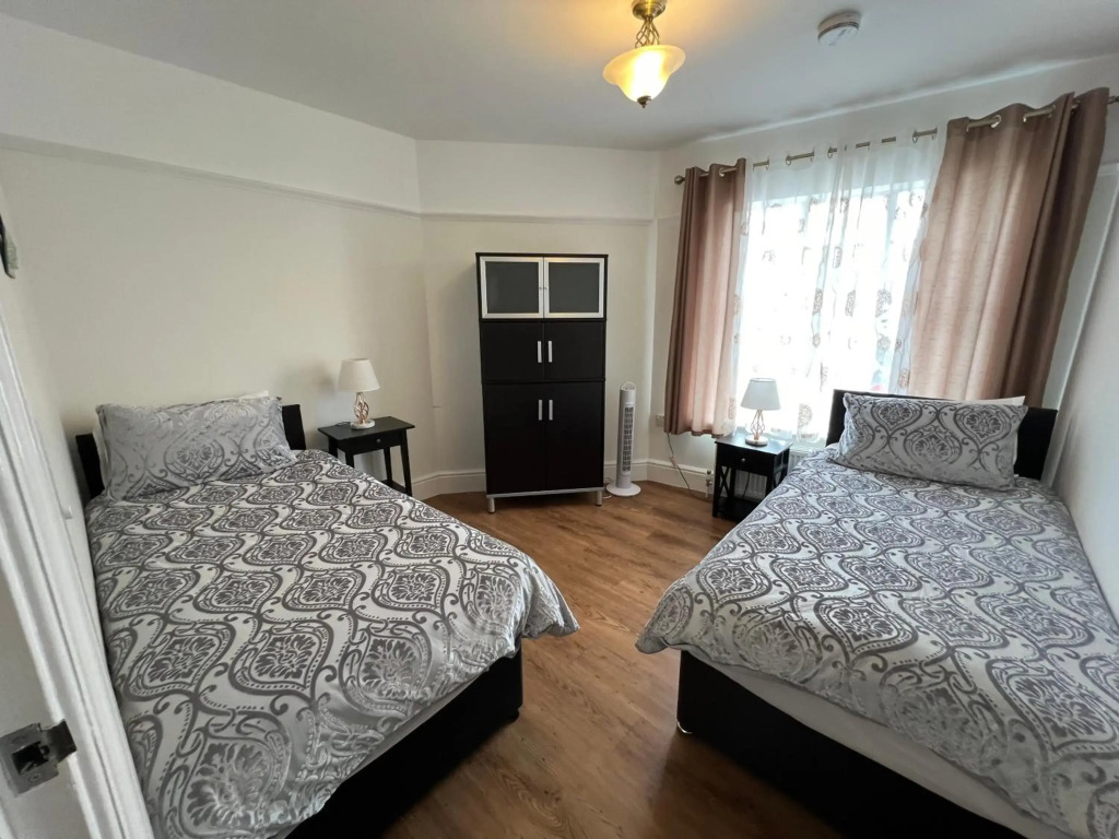 Beautiful 2b Apt in the Heart of Glastonbury.