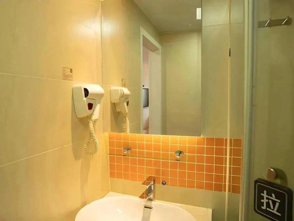 7 Days Premium Hotel Shanghai Xujiahui Longhua Road Metro station