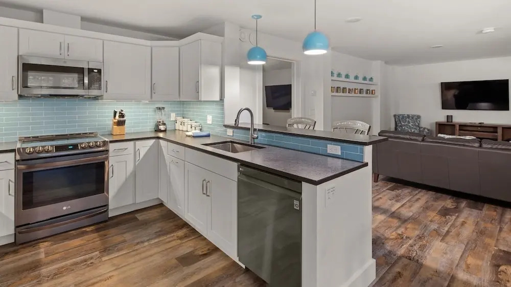 La Pasta At Mad House 4 Bedroom Condo by RedAwning