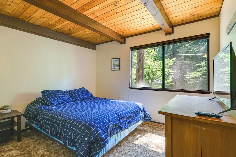 Cabin w/ Deck & Fire Pit in Blue Lake Springs!