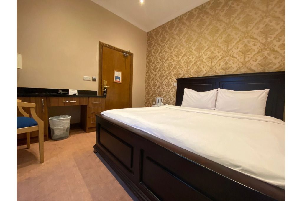 Baylis Park Hotel
